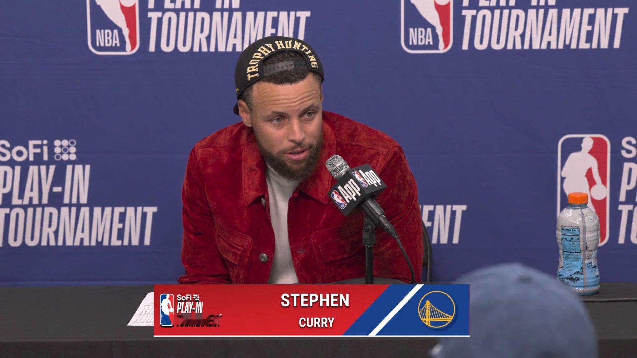 库里表示，他认为自己的职业生涯还有多个赛季，“当然”会对今年夏天与勇士队续约感兴