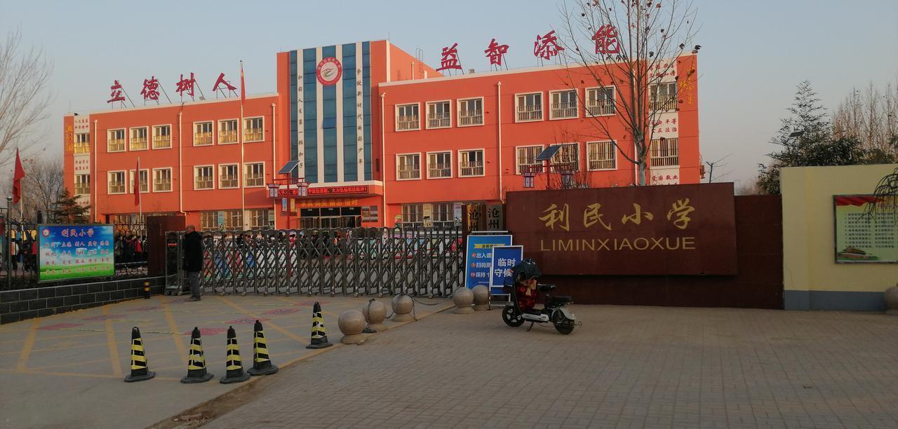 45岁的我，第一次在校门口站岗，直接破防了！

孩子上小学四年级，学校今年实行护
