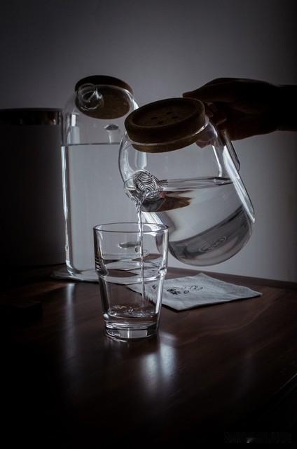 隔夜水能不能喝
 
很多人纠结隔夜白开水到底能不能饮用。
只要水杯盖子密封妥当、
