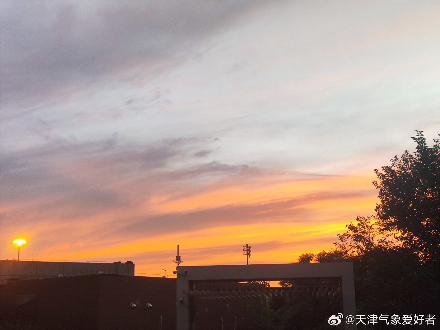 天黑前西部云量减少，太阳出来，出现了短暂的晚霞 