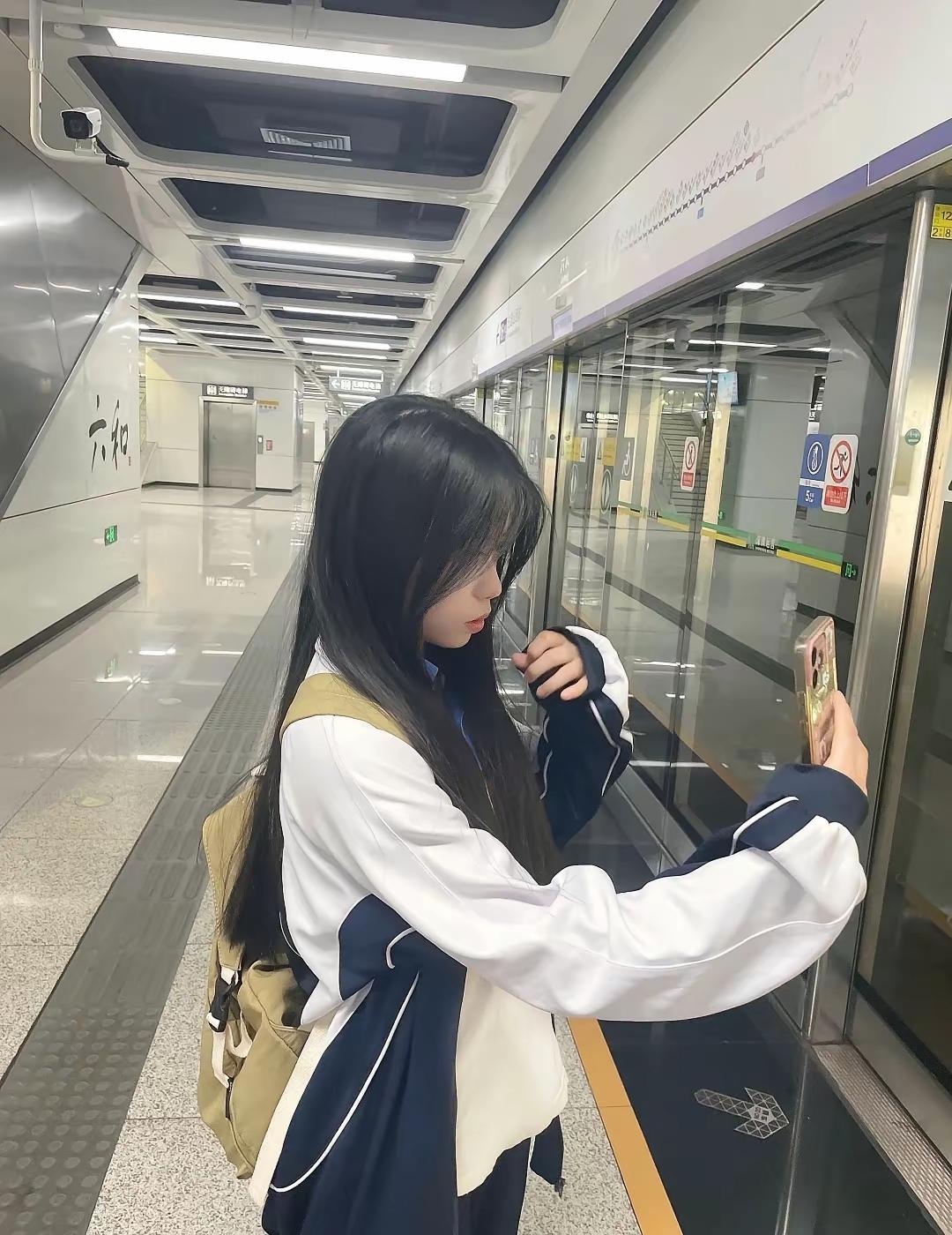女生在地铁站台等车