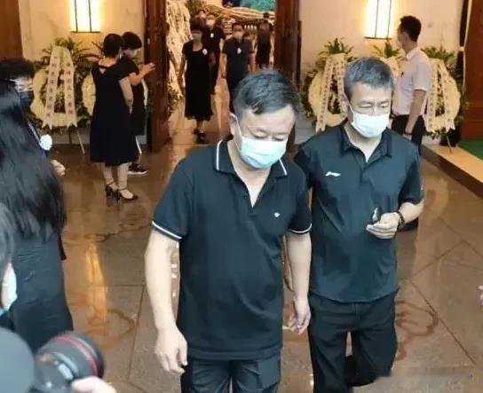 在这三年时间里，他的一举一动都被人无限放大，甚至有人将他与董卿在全国直播的节目上