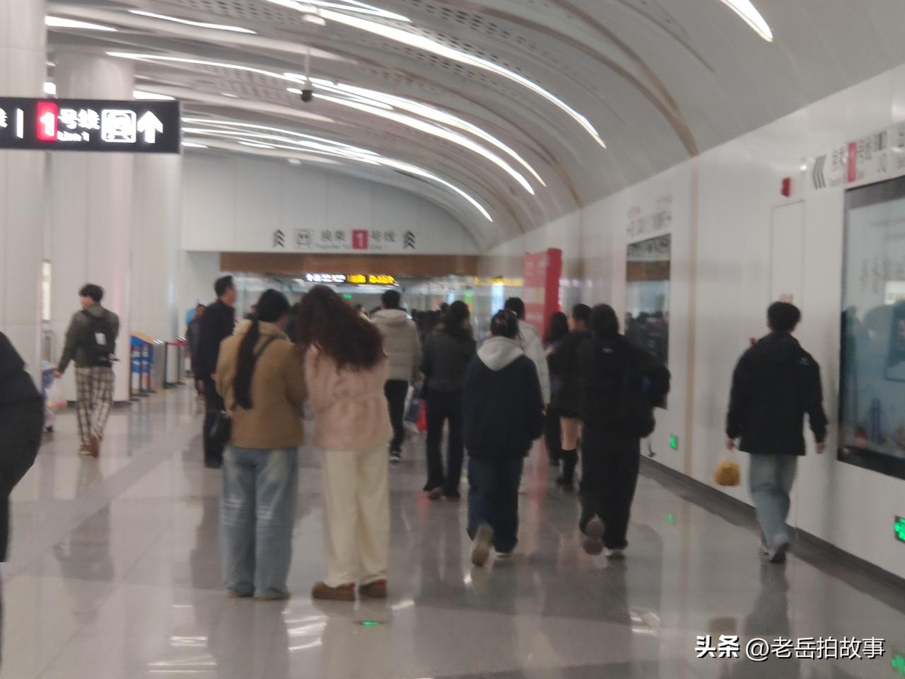 今天我在乘地铁的时候，身边坐了一对儿年轻那女儿，从言谈举止看应该是正处于恋爱中的