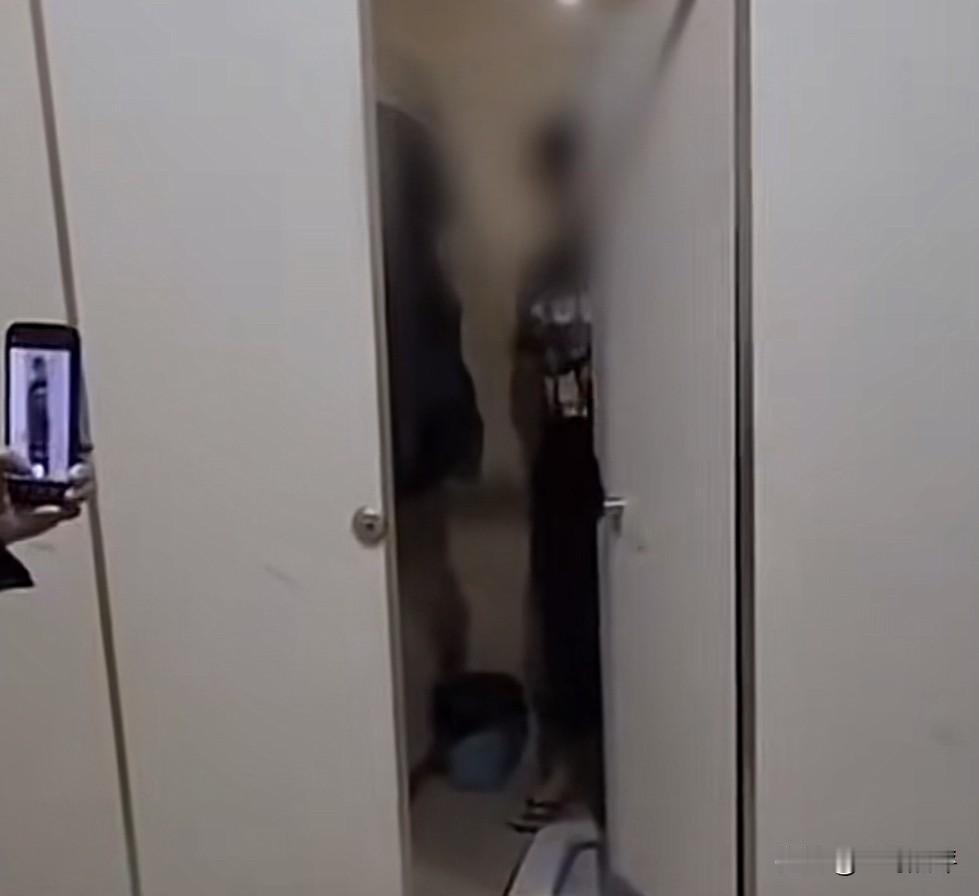 不是说好的大家都是平等的，为何女生就可以征用男厕所，男生内急时跑错厕所就被抓？近