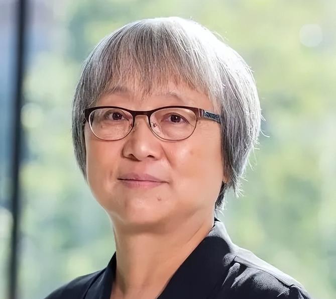 1977年上海“高考状元”袁钧瑛，曾以公费赴美留学，却拒不回国，甚至改换国籍。而