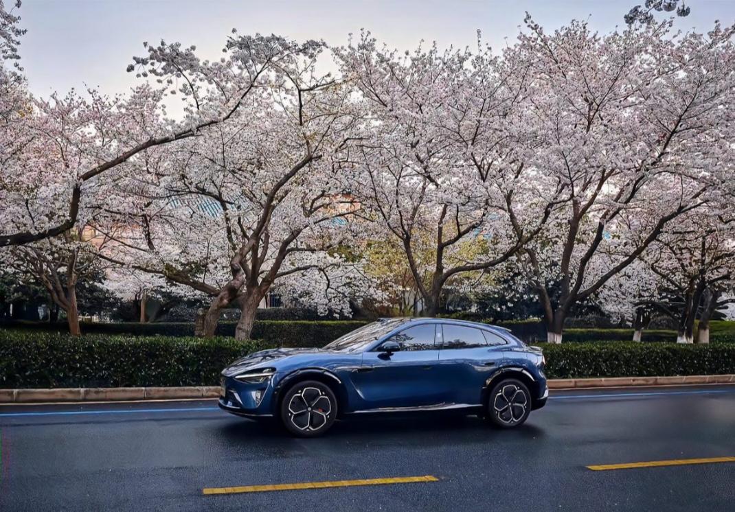 小米创始人雷军新年首秀拆车直播，揭秘小米YU7的真实用料与设计
小米创始人雷军在