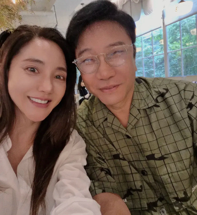 原来李秀满74岁了 真·冻龄天花板来了！李秀满跟Bada合照笑容清爽，完全看不出