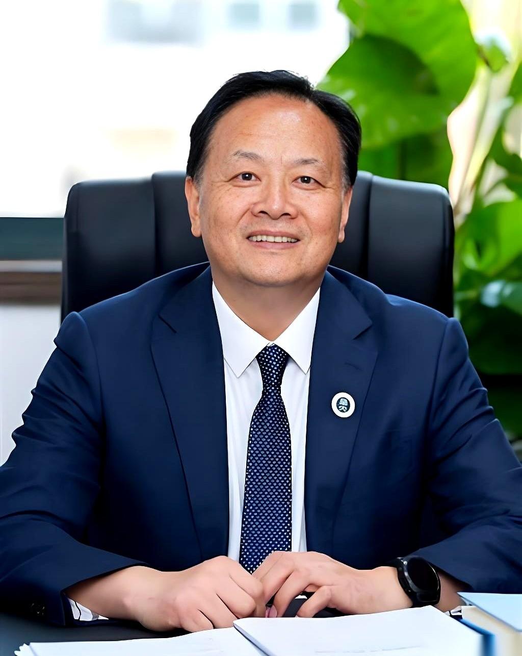 华中师范大学新上任的周副校长，简历扒开一看，有点东西。
他上一份工作，是大学附中