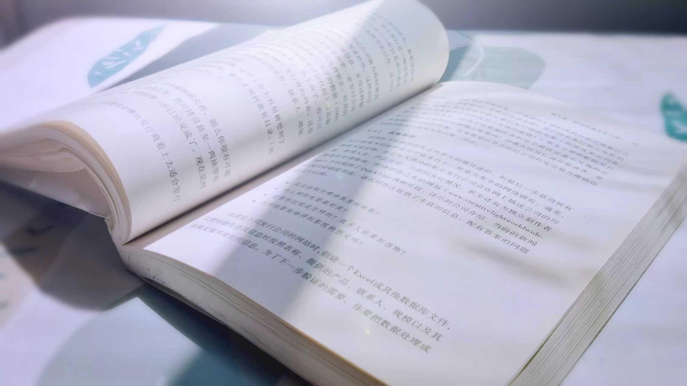 周末窝沙发上翻完《追风筝的人》，卡勒德·胡赛尼写的，非常有感触！阿米尔少爷和哈桑