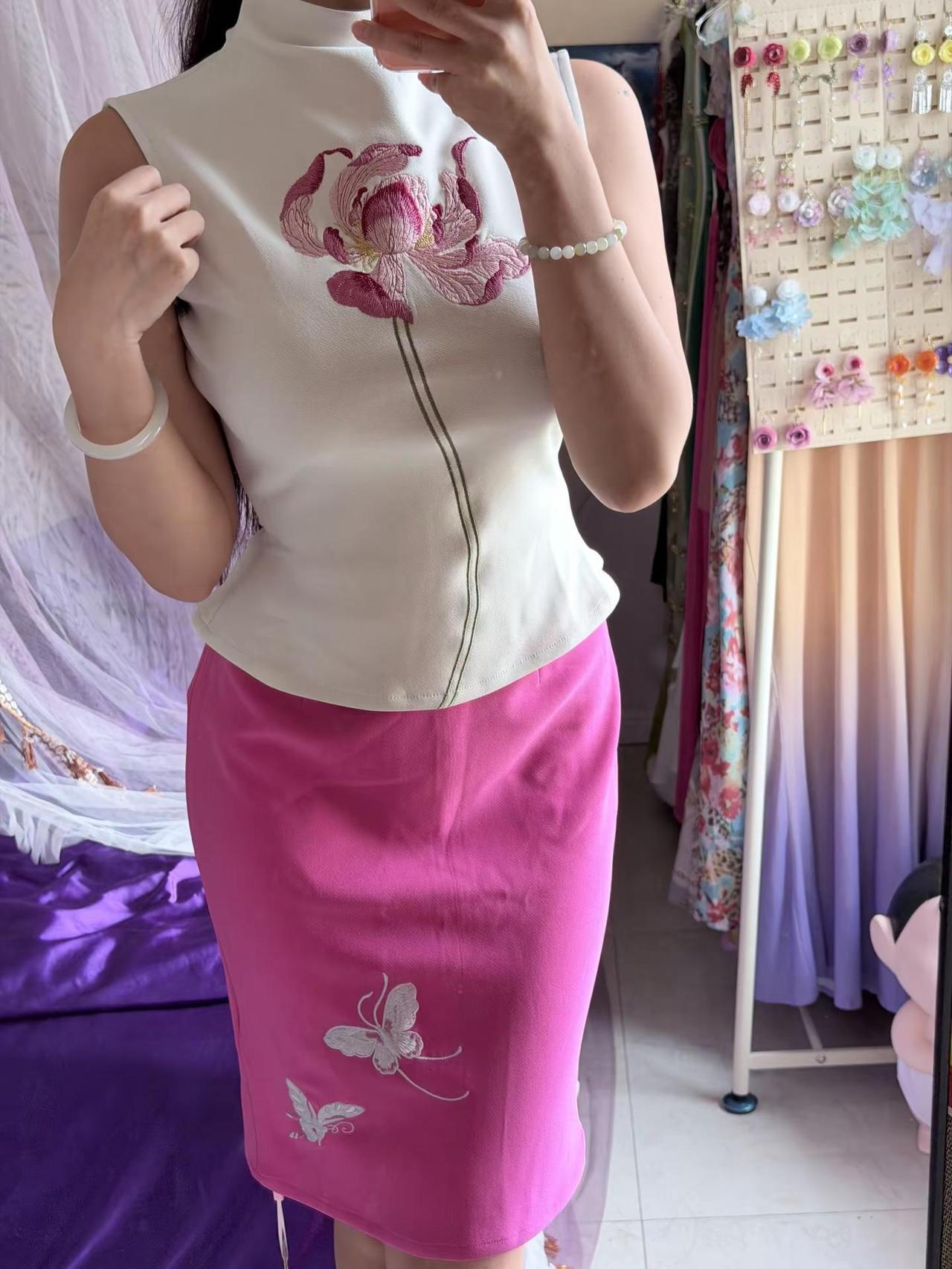 胸前立体刺绣🪷是整件衣服的点睛之笔 简约又有意境 给人一种端庄娴静的大家闺秀气