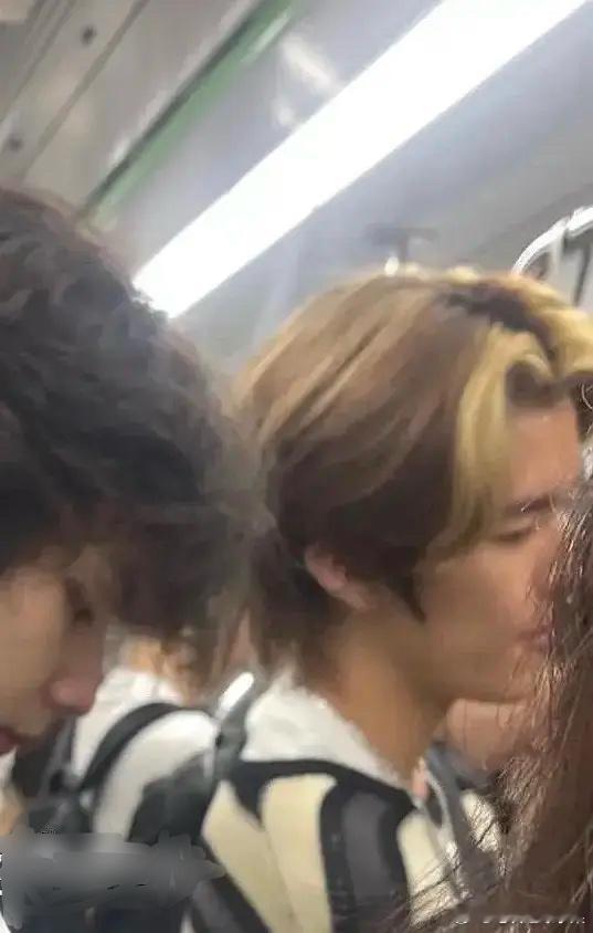 网友偶遇s.m新男团其中两名成员挤地铁 纯素颜有否令你惊艳 