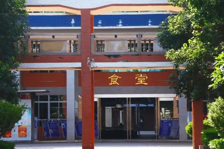 学校食堂，以前教师免费用餐，饭菜量足味正，荤素搭配合理，承包人不仅不亏本，还能正