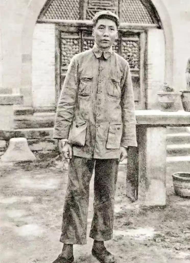 这是毛主席的军装照的真实样貌，都看看吧，伟人的衣服满是补丁，精神状态却十分饱满，