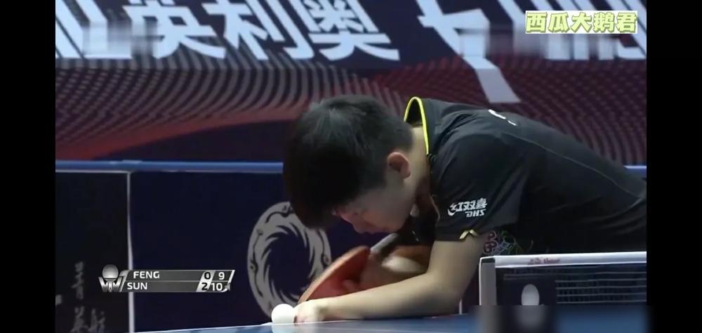 16岁赢了她，9年后，39岁的冯天薇为孙颖莎挑边。
新加坡大满贯决赛，孙颖莎拿