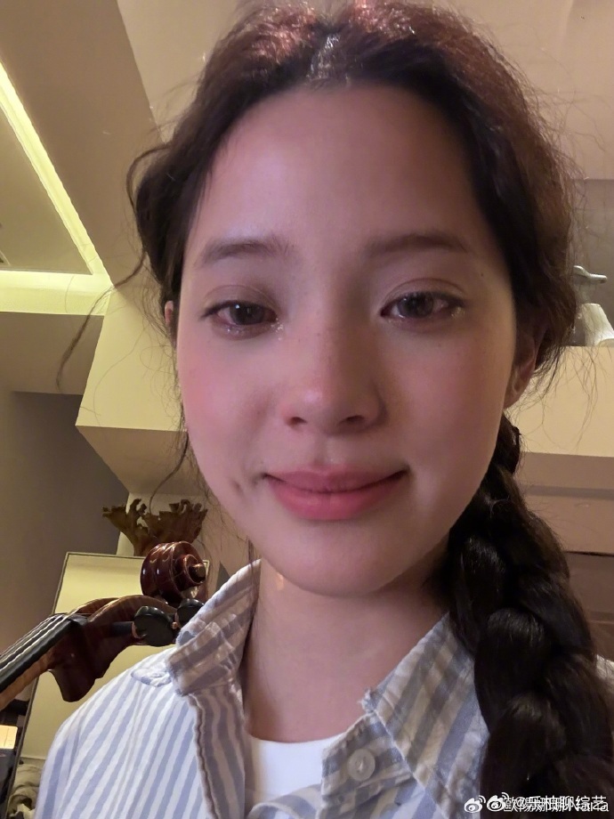 欧阳娜娜2025自拍合集 欧阳娜娜2025自拍合集真的是满满的生命力，每一张照片