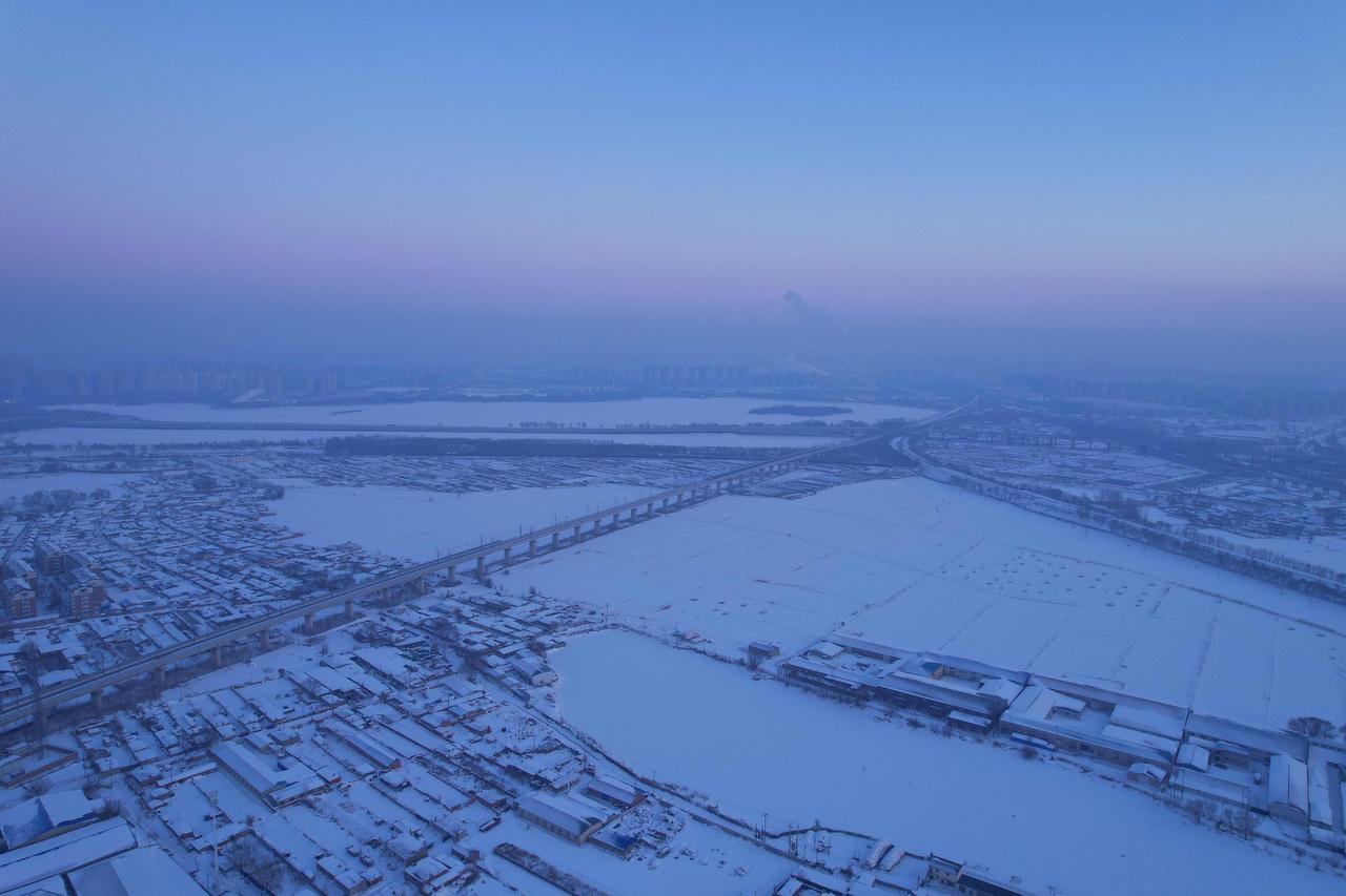 理想建设
      如何突破世俗去做一次最真的自己，这不光是理想，更是原始生命