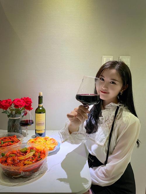 上联：鲜花美酒令人醉
下联：皓月清风任客游