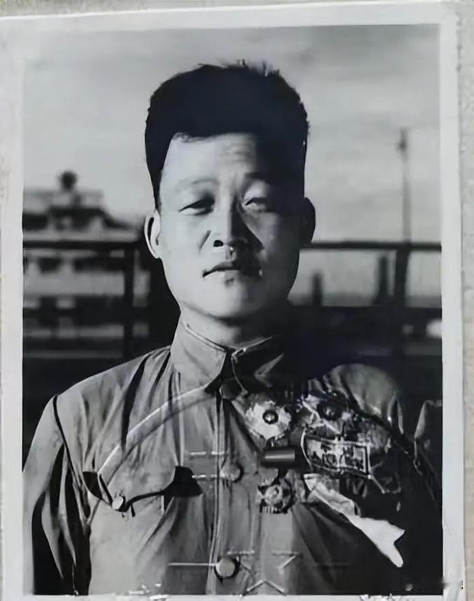 黄丑和，1927年生于河北正定，1945年参军，1951年入朝任连长。1951年