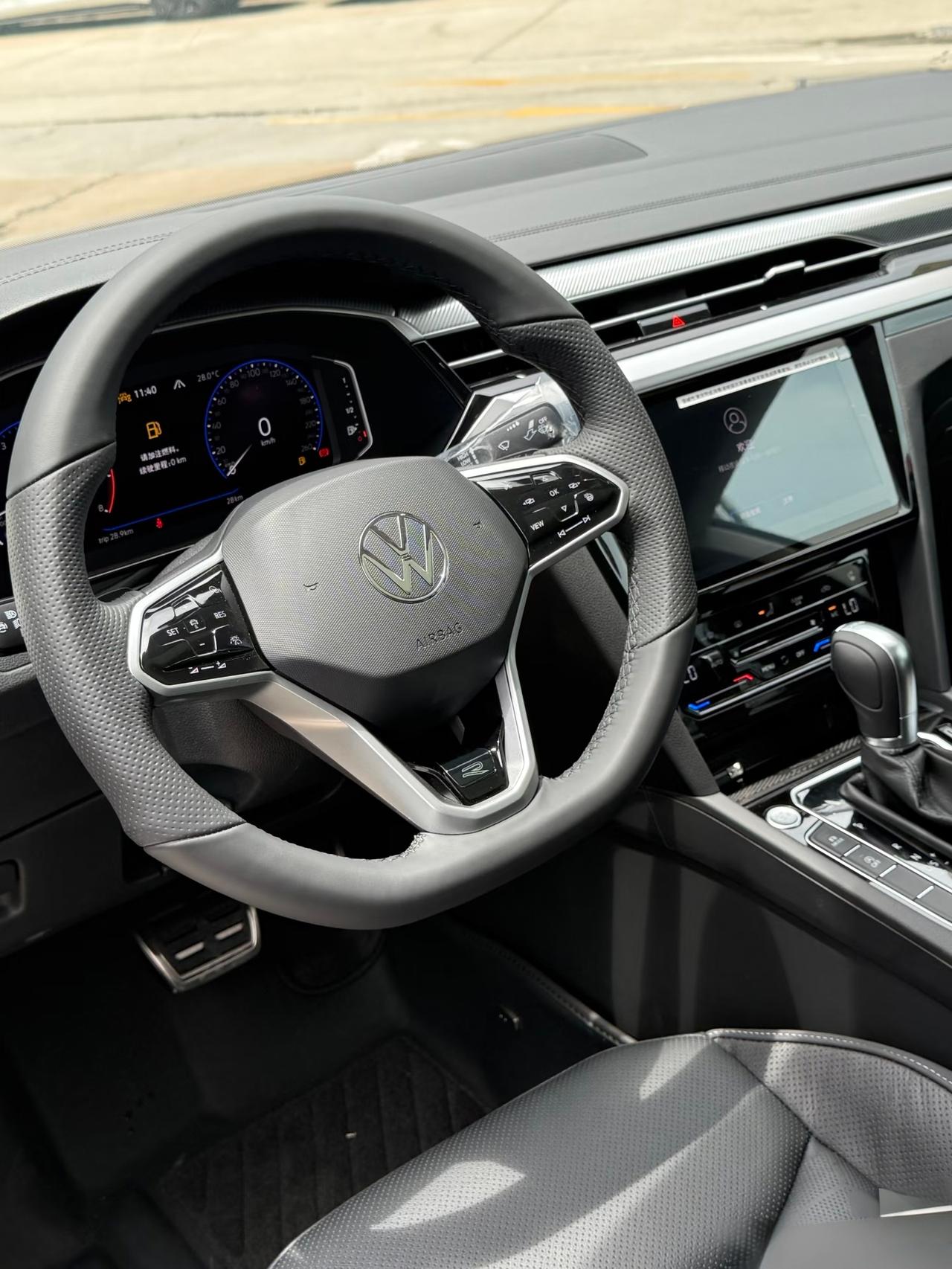 当下能全款买得起一台大众CC，已经是打工者中的龙凤了吧！

别看网上人均BBA的