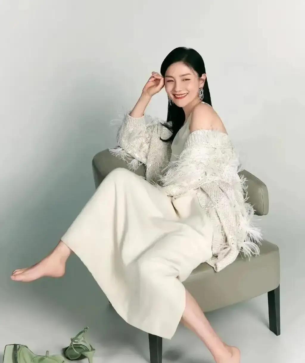 50岁还像35，胡可的自律确实狠。
 
嘴大？观众挑刺，可她演技、身材全在线，照