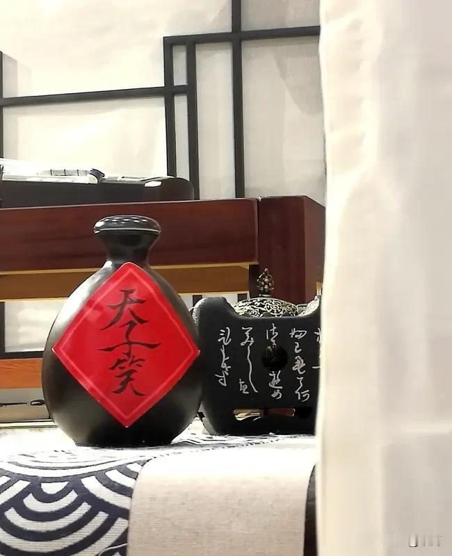 看到“酒里千秋梦”这个上联，瞬间来了兴致。“酒里”是一个富有诗意的场景，“千秋梦