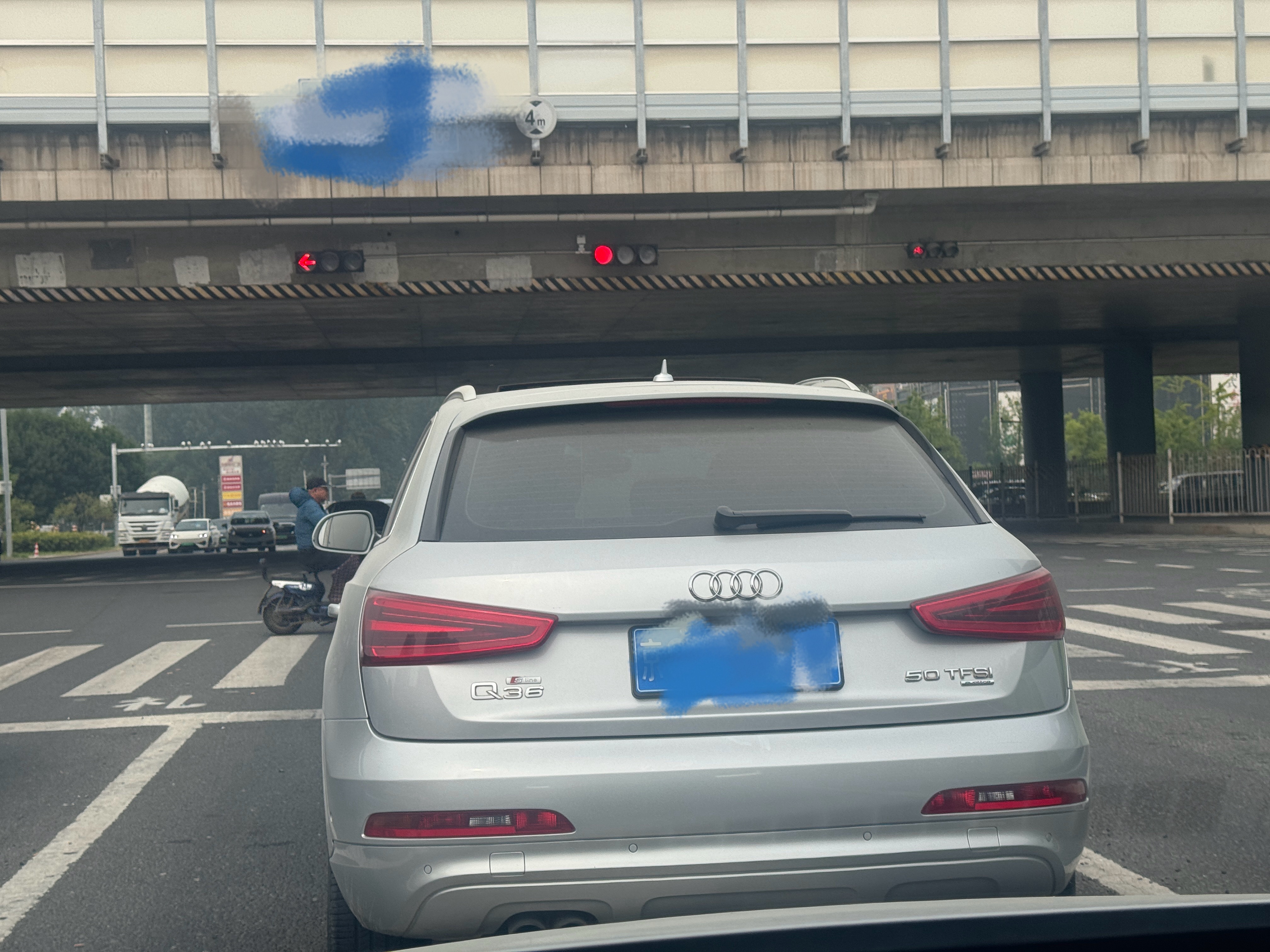 各地花式迎端午今天下班后就放假了 晚高峰特堵路上看见两个奥迪尾标 有点意思一个Q