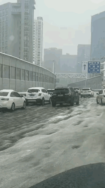 看到有湖北的视频博主给北方人科普说，冻雨就是落到地上三秒钟成冰，根本来不及清理。