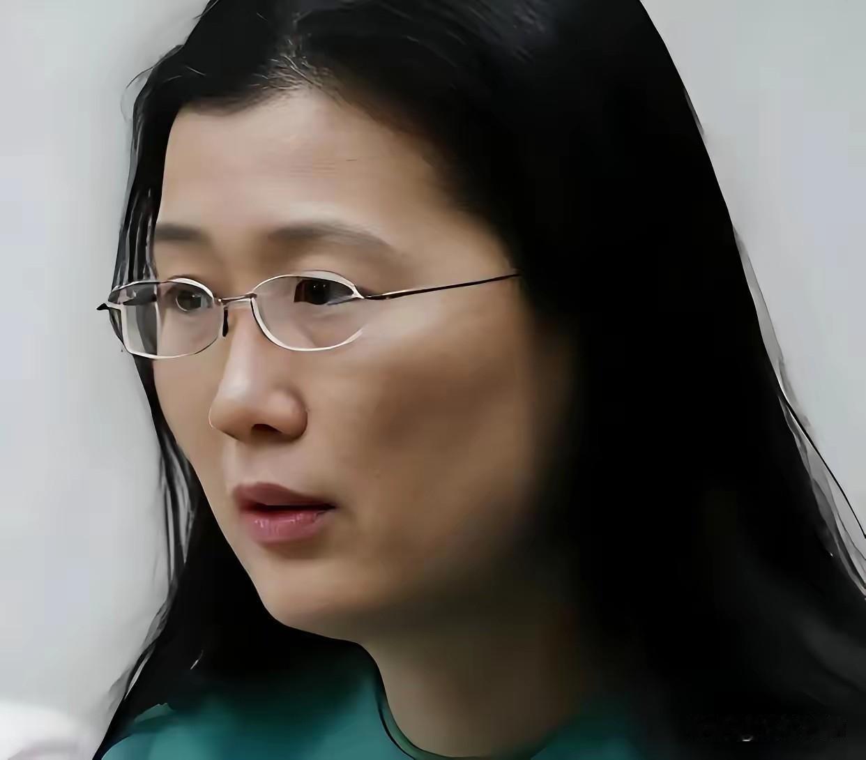 北大化学才女李天乐：潜伏在顶级药企十年，她利用职务之便，将其清华丈夫一点点“熬”