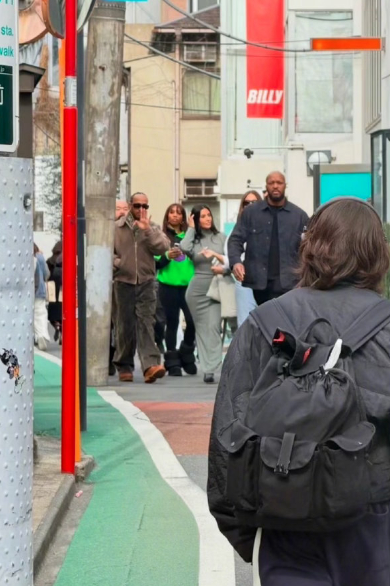 金卡戴珊汉密尔顿东京逛街 网友偶遇金卡戴珊和汉密尔顿东京一起逛街，之前两人多次被