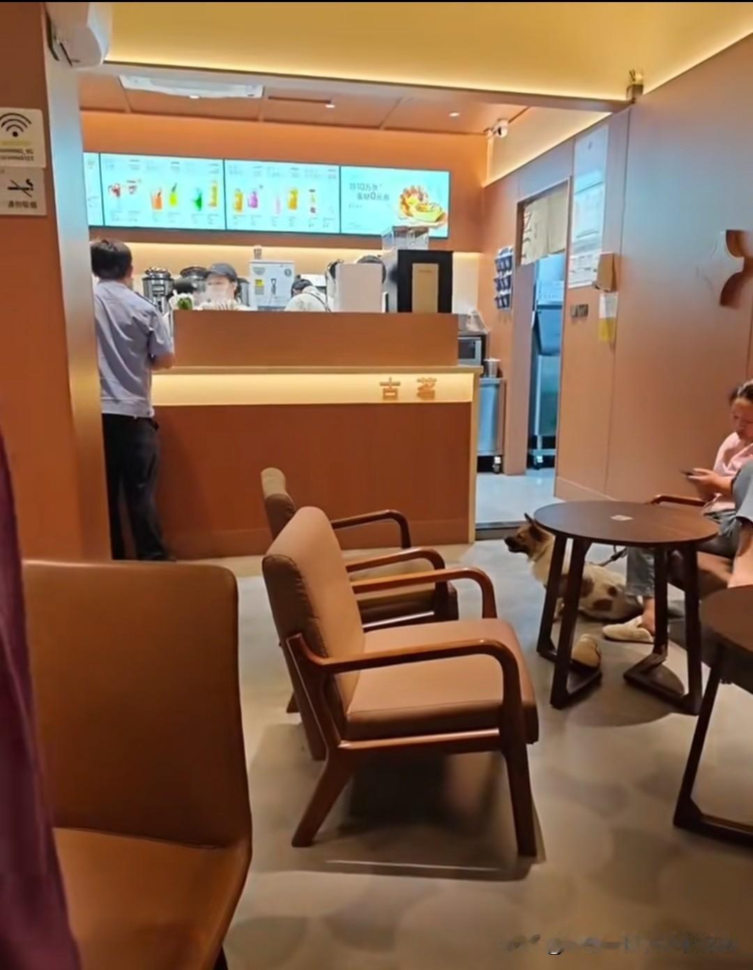 这是广东一网友在一家奶茶店拍到的，狗主人的素质一览无余，狗进到这店里也就算了，自