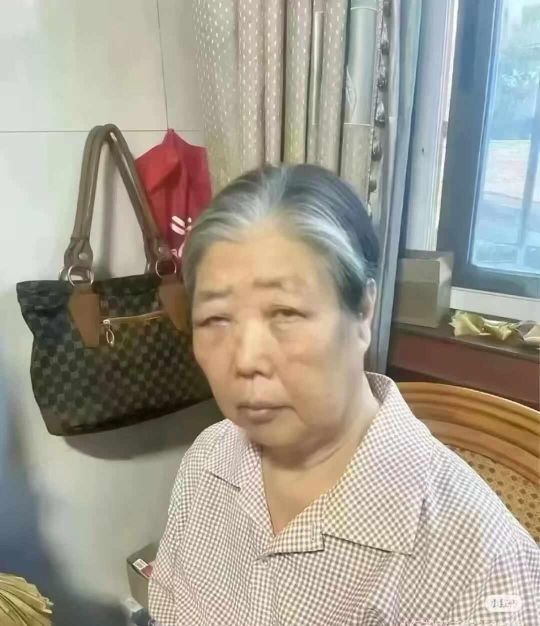 千万别点赞这种寻人帖!!!
浙江寻人!!
了[紧急寻人启事]:
姓名:王秋华
年