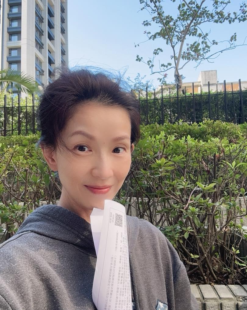 她是中国台湾很出名女演员，曾经在香港拍过很多经典电影，印象最深刻就是参与电影《新