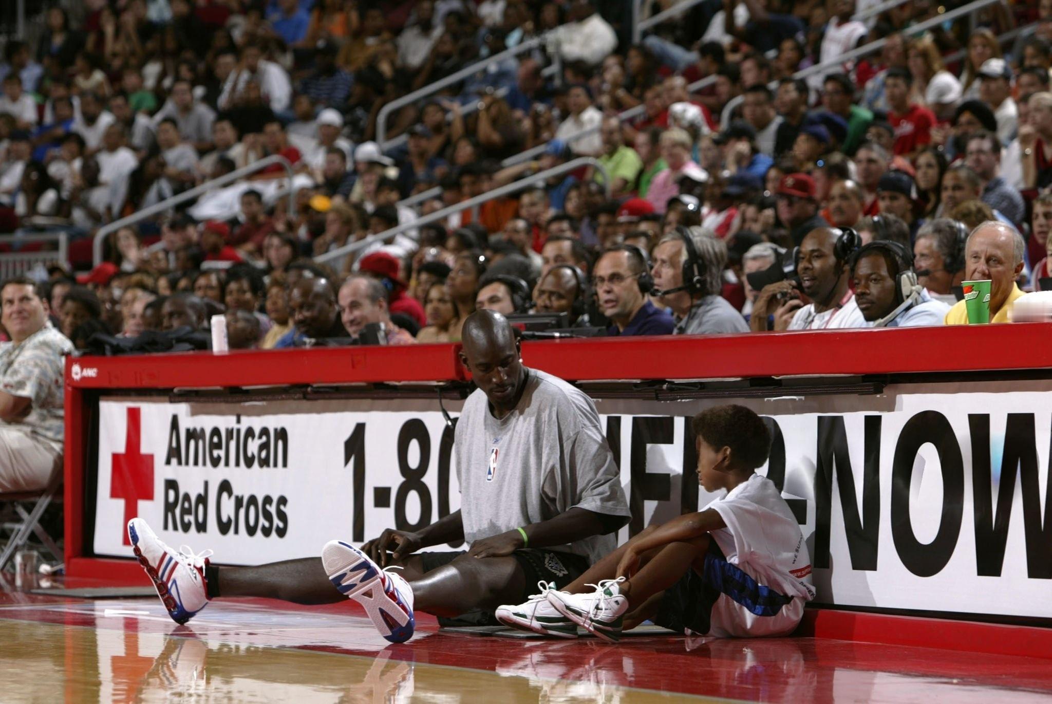 Kevin Garnett  小孩AI没弄好 KG还是清楚的老照片中的球员和球鞋