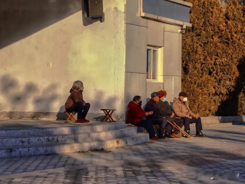 我接受自然的衰老，虽说衰老意味着皮肤会松弛，皱纹会爬上脸庞，身体机能也会下降，但