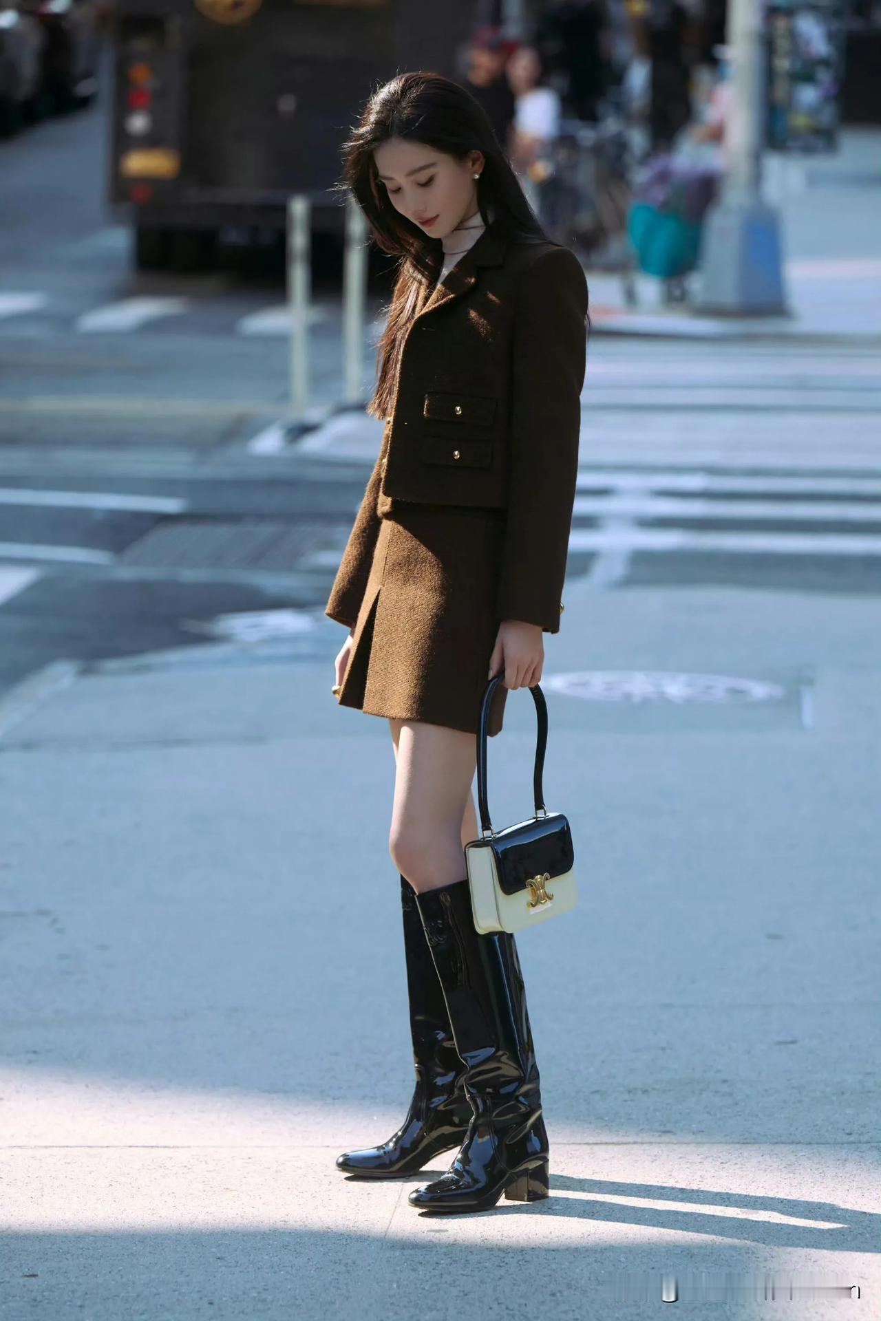 刘诗诗棕色套装搭配黑色长靴，尽显时尚魅力！👠👗