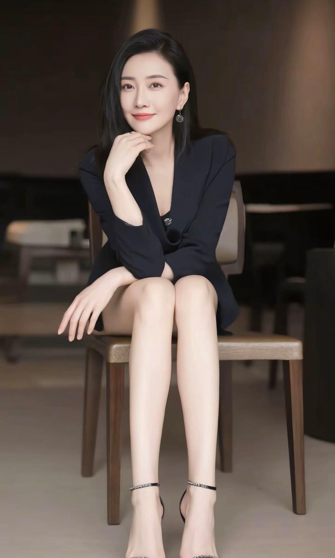 优雅黑裙，气质满满，自信微笑，魅力无限！