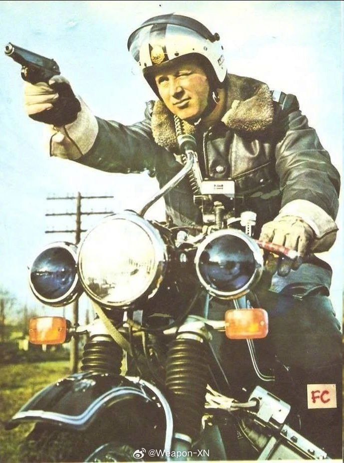 #兵器影像[超话]# "我需要你的交通罚单" 罗马尼亚警察，1970 年代。 ​