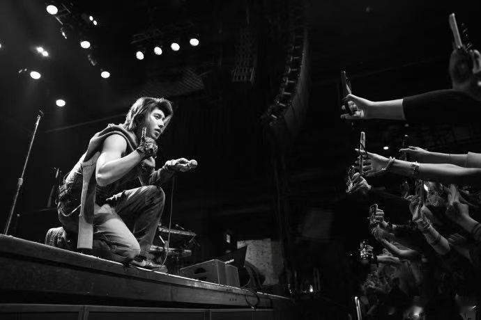 蔡徐坤在我脸上跳舞 他跳舞的时候眼神是放空的，不是发呆，是沉浸。那种状态下的他，