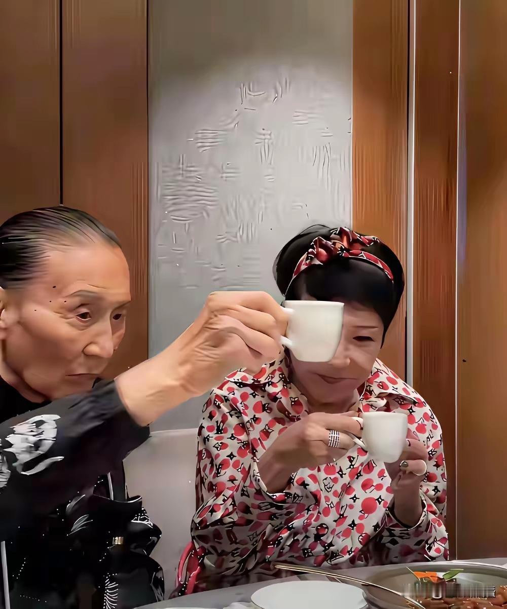 好奇怪
谢贤带上眼镜和不戴眼镜的区别太大了吧？
不戴眼镜就是路人
带上眼镜秒变大