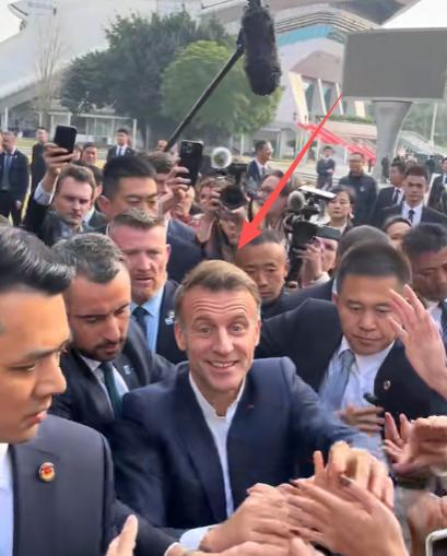 马克龙呼吁学中国

12月7日，马克龙发文表示，巴黎圣母院拥有超过1100万游客