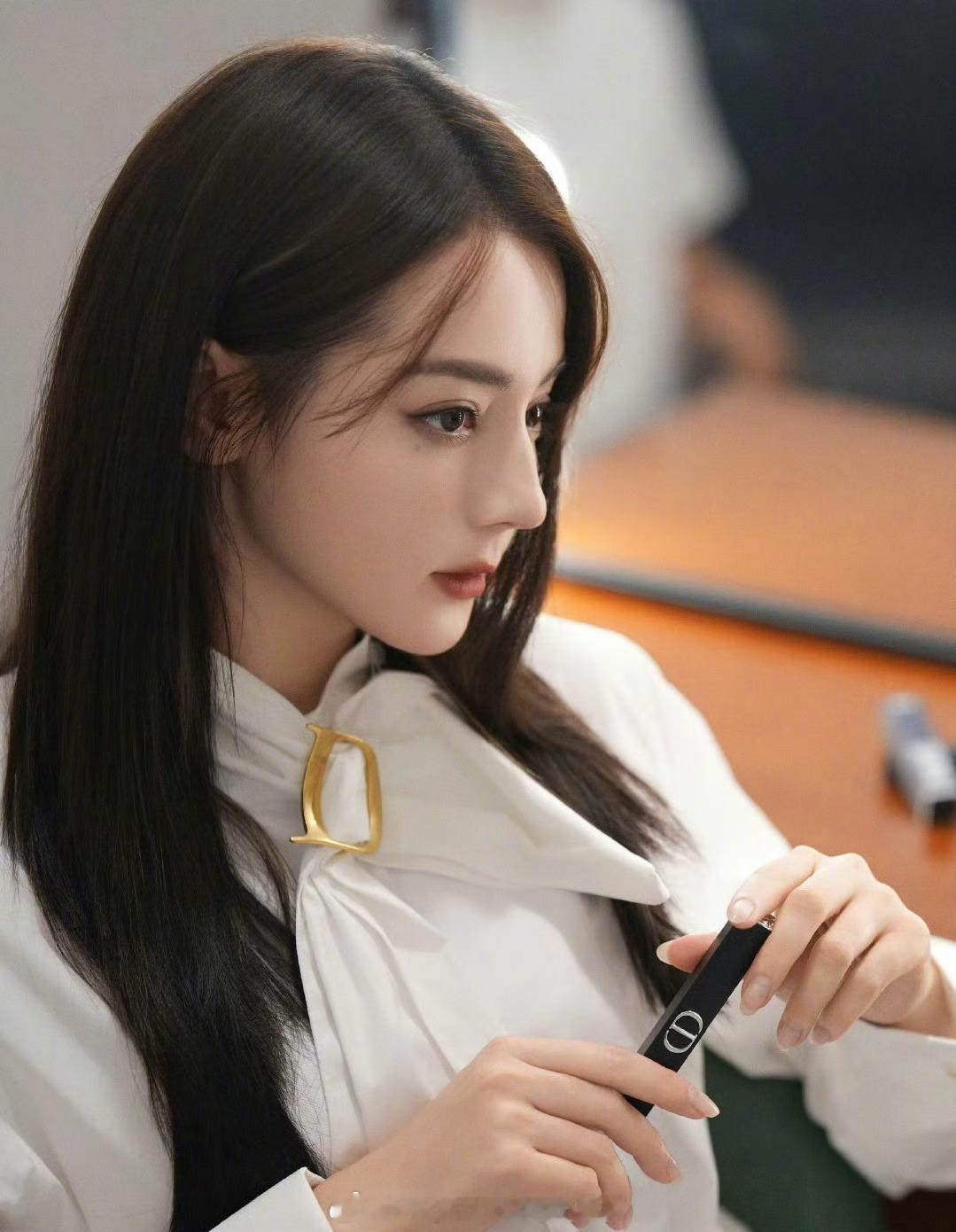 迪丽热巴的嘴巴好亲 刚刚预热首张单人VOGUE封面，迪丽热巴又出镜Dior美妆全