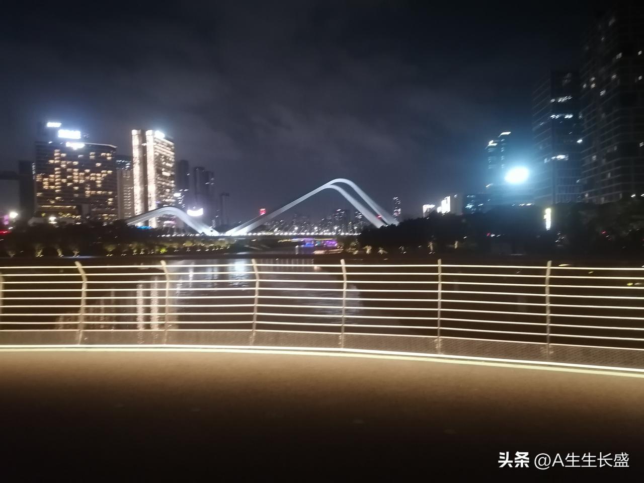 灯光太亮了，光芒万丈，非常耀眼，那造型也很漂亮！