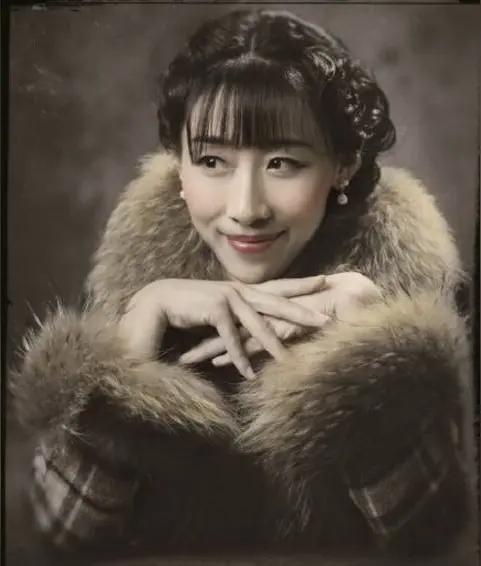 任素汐的演唱风格风格？任素汐是深受歌迷喜爱的女歌手之一。
她的演唱风格是非技巧型
