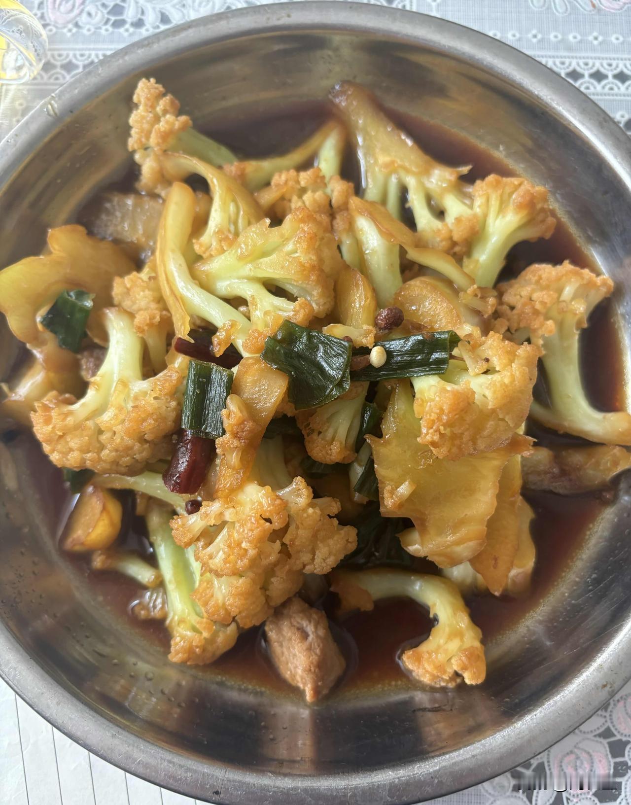 【家常午餐，人间至味】

忙碌的半日时光悄然过去，一桌简简单单的家常午餐，成了最