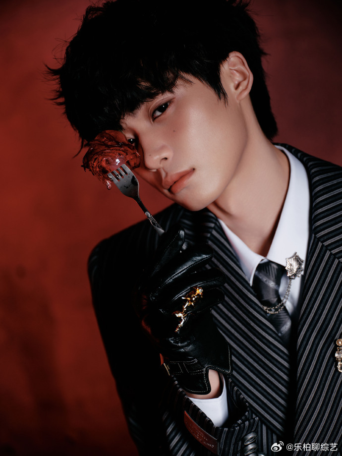 梓渝皮手套条纹西装   梓渝皮手套条纹西装真的是好有魅惑感的一组图呀，完全就已经