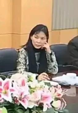 如果宗馥莉是傻白甜，杜建英就爽歪歪了。可精明的她遇见的对手可强大了。生女应如宗馥