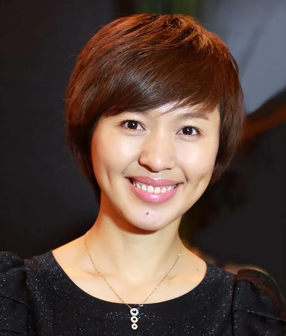 欧阳夏丹的家庭成员主要包括：

一、父亲

父亲是一名建筑师，在欧阳夏丹16岁时