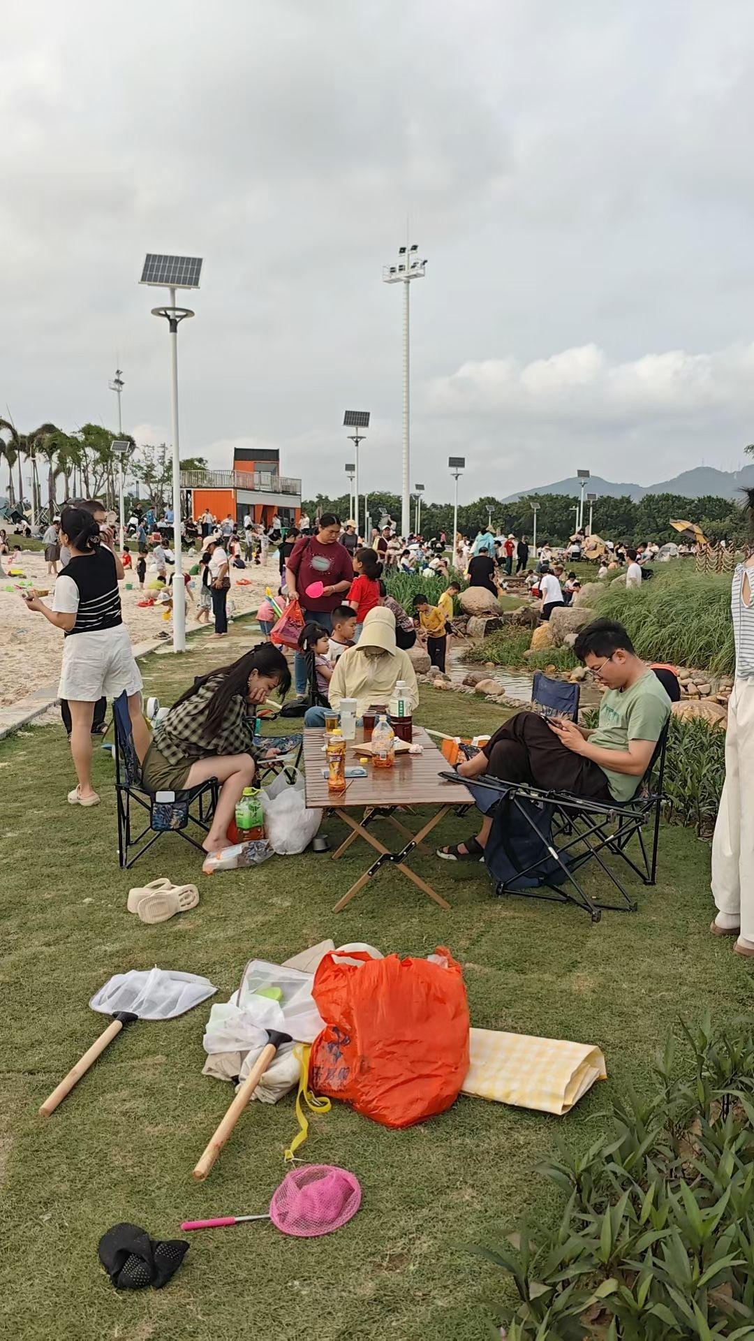 很多人总说大环境不佳，劝人最好别投资、别做生意，找份工作安稳度日就好。
这话大家