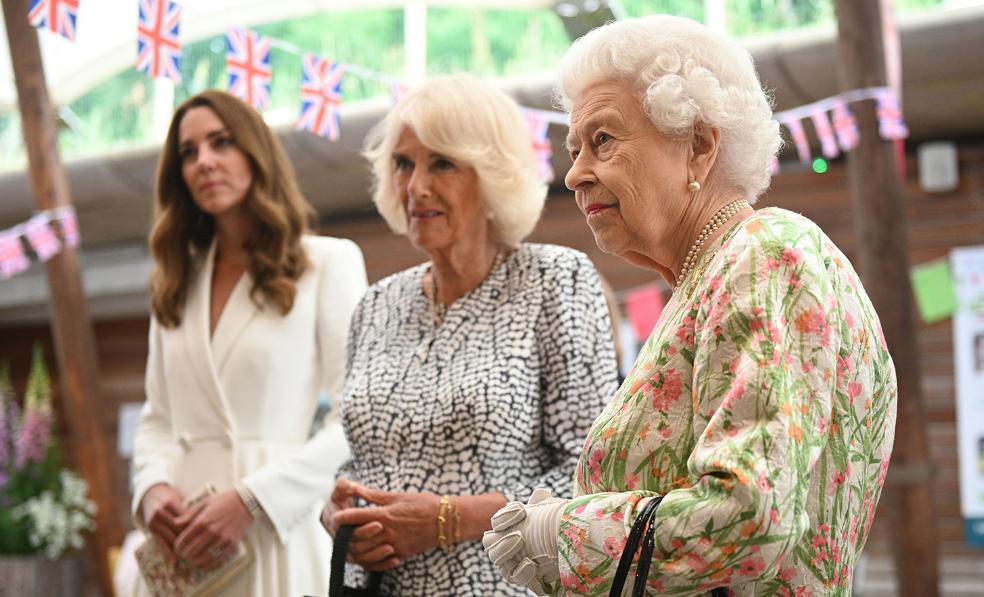 当年英女王葬礼，来吊唁的名人很多，比如马克龙夫妇还有金建希夫妻俩。