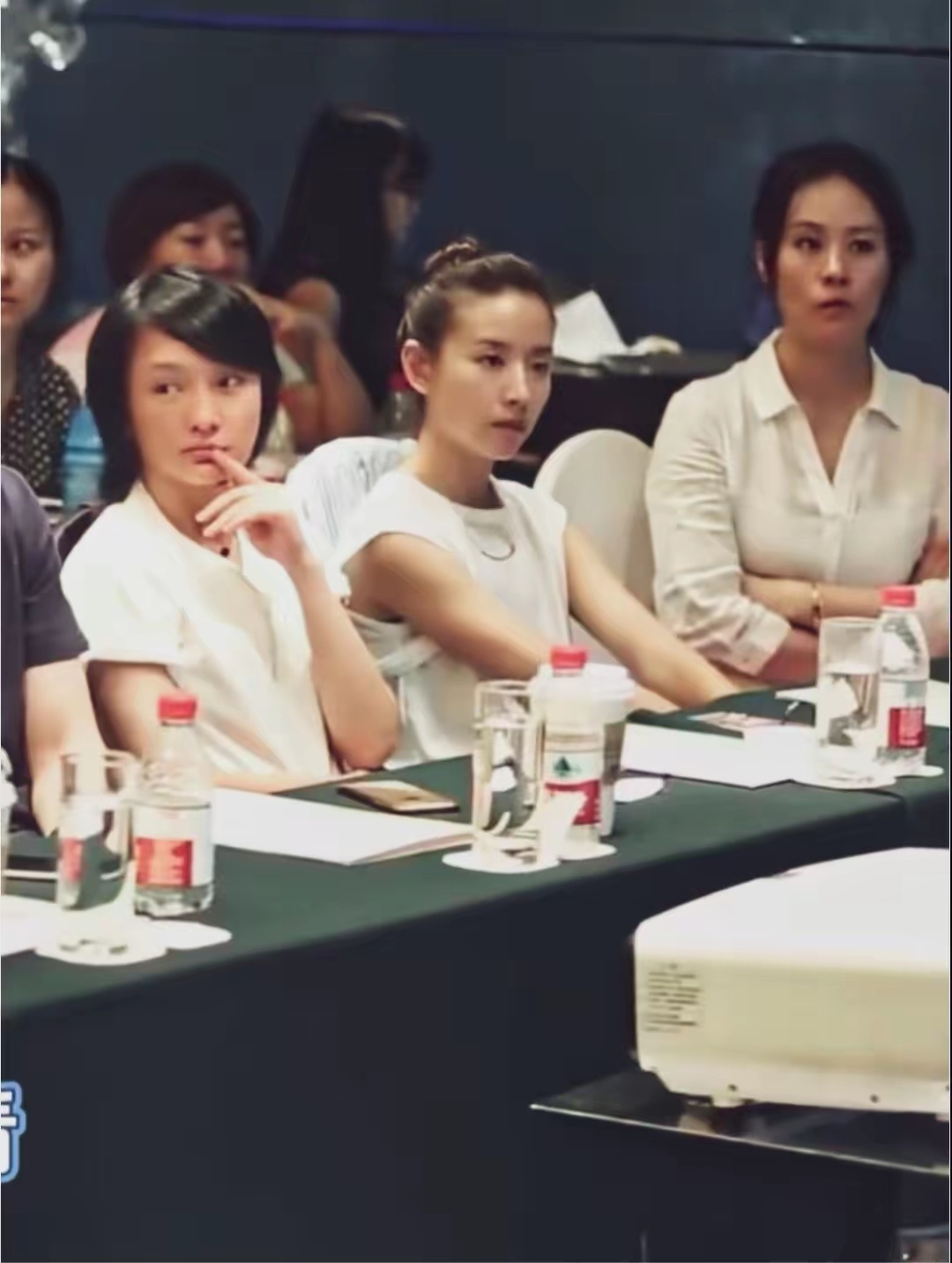 不对比不知道，董洁完全清纯美女。这多人坐那 我只看见董洁是美女。 